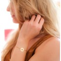 Bracelet gravé forme coeur en plaqué or porté