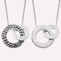 Collier personnalisé femme double anneaux martelés entrelacés – Bijou gravé avec message secret