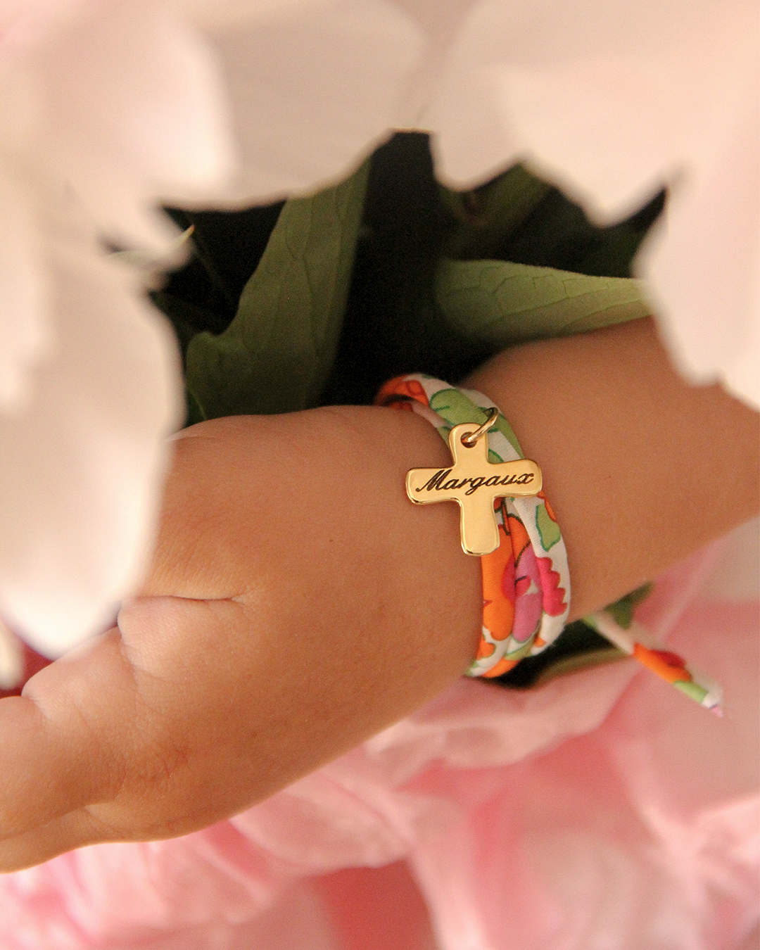 Bracelet Liberty personnalisé pour enfant avec croix, en argent 925 ou plaqué or - bijou unique et gravé à offrir pour Pâques ou anniversaire.