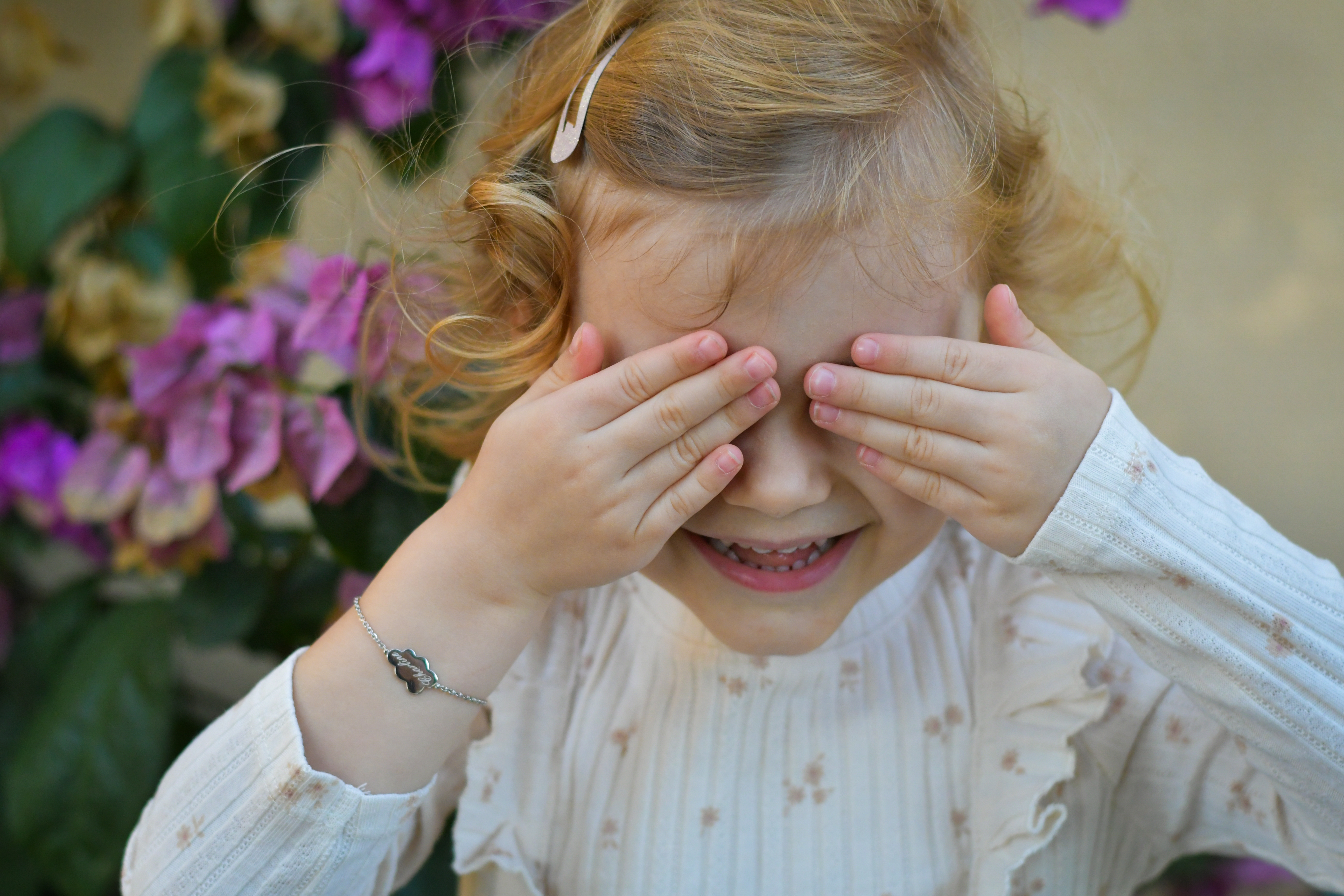 Bracelet nuage personnalisé pour enfant en argent 925 ou plaqué or - bijou gravé avec prénom, idée de cadeau Pâques unique et durable.