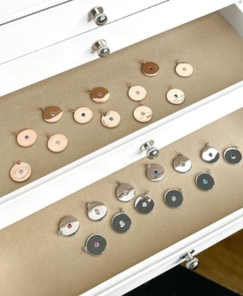 Blog MonBijouPerso - Collier pierre de naissance :  Un cadeau unique et significatif pour vos proches